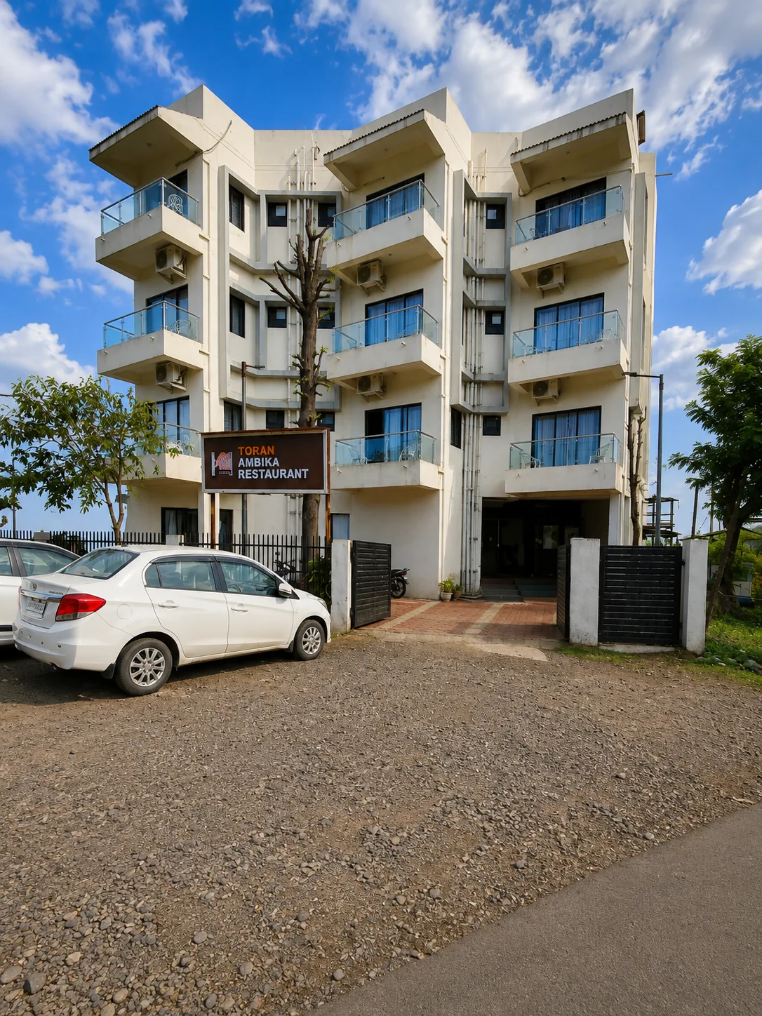 Arrival and parking area at Toran Hill Resort Saputara